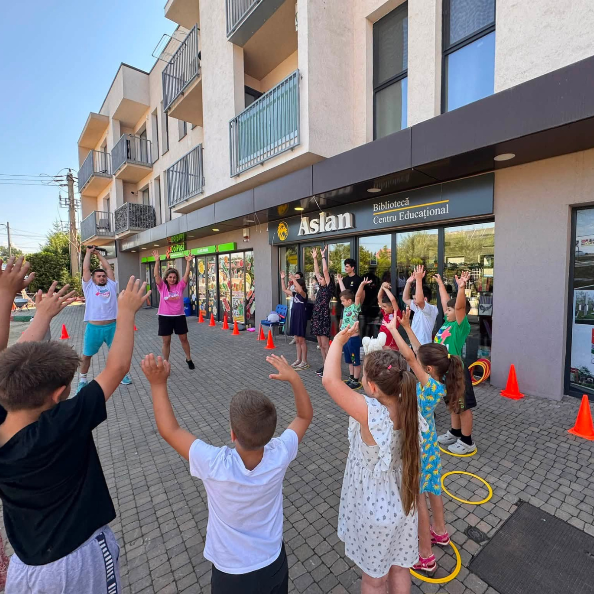 Copii si familii din comunitatea Class Park